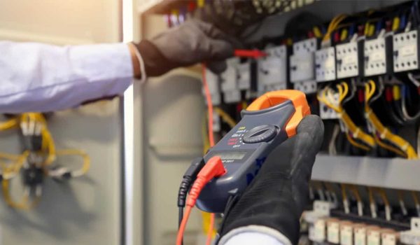 Trabalhos executados por eletricistas